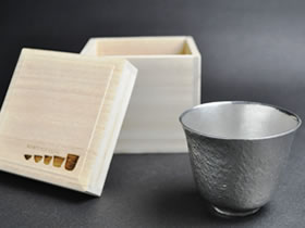 ロゴ入り桐箱 と ぐい呑み