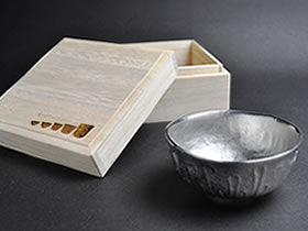 ロゴ入り桐箱 と ぐい呑み