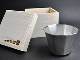 ロゴ入り桐箱 と ぐい呑み