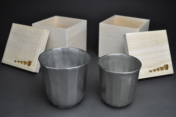 ロゴ入り桐箱 と タンブラー